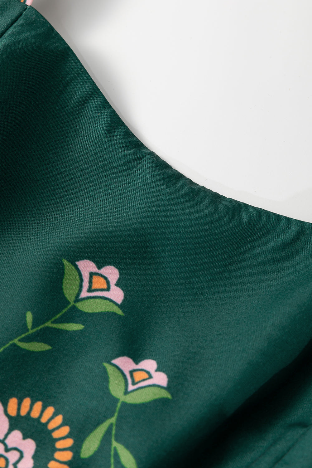 Robe longue à volants et bretelles nouées à fleurs vert noirâtre