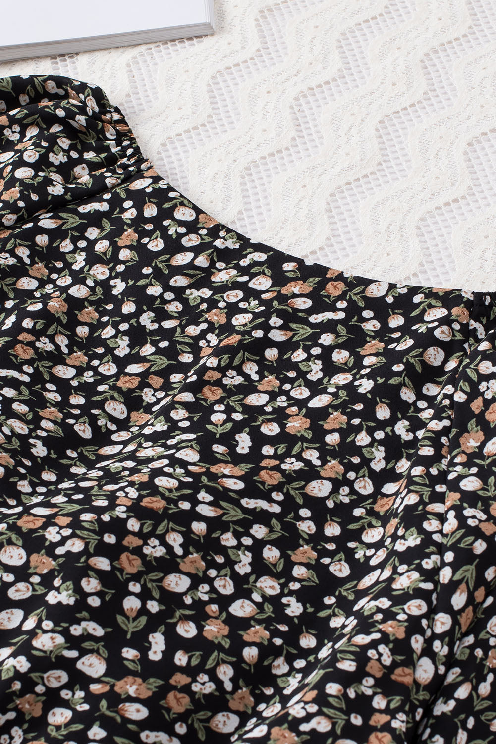 Blusa de manga larga con volantes y lazo delantero con estampado floral