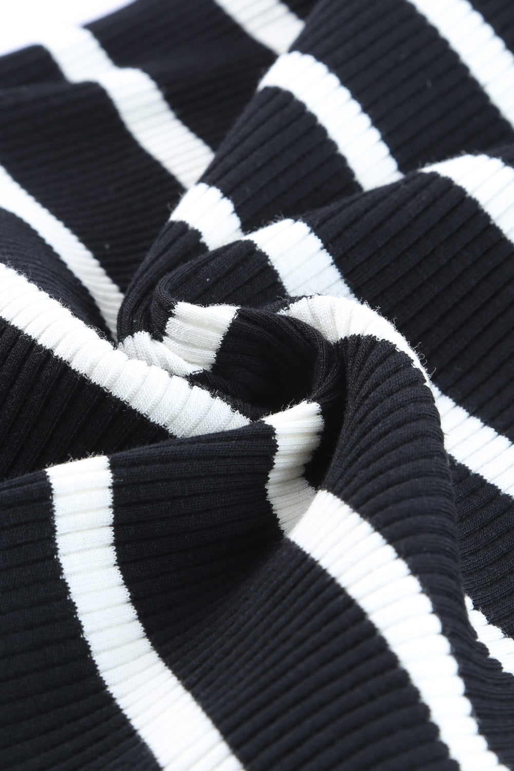 Top sin mangas con cuello redondo y estampado de rayas