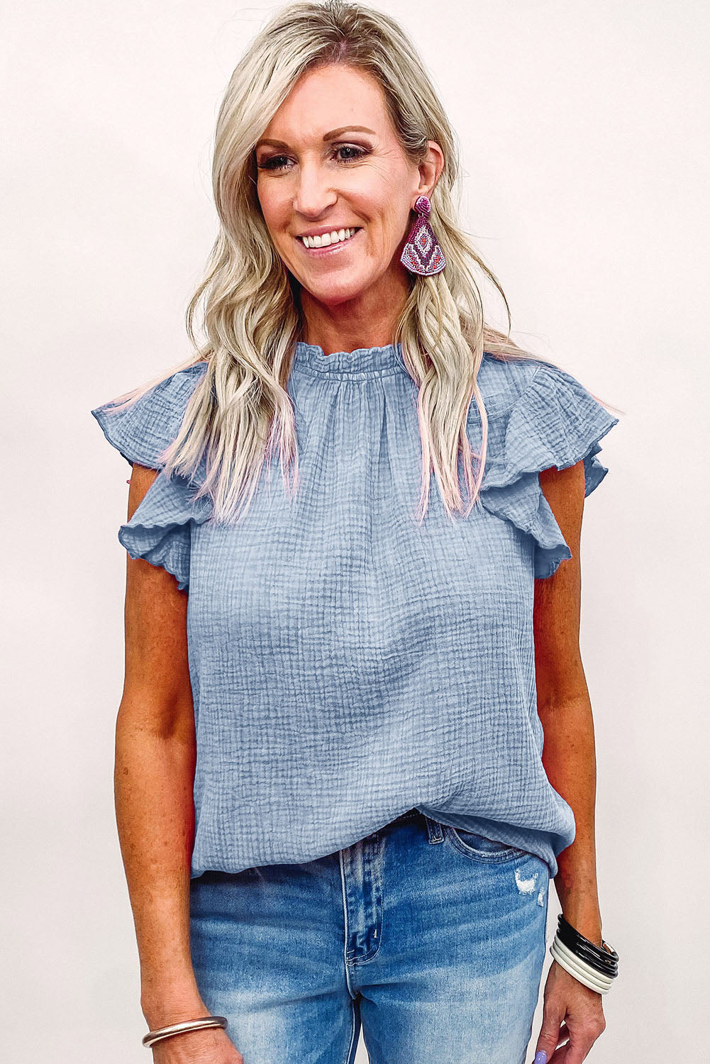 Chemisier texturé à manches flottantes et col à volants 