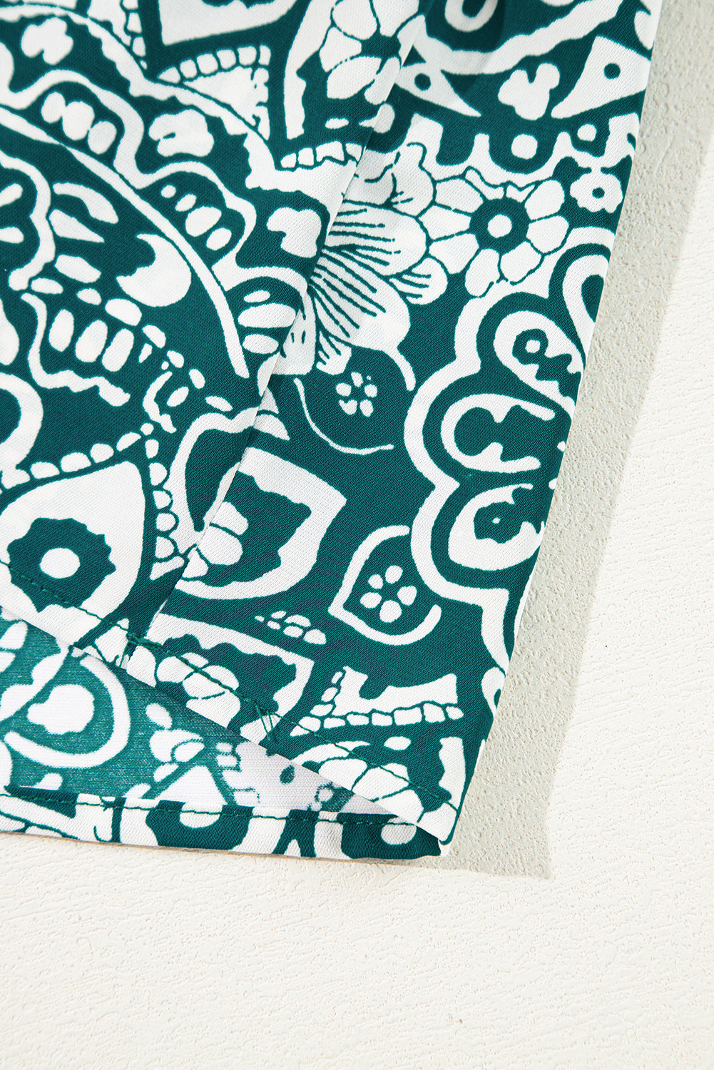 Robe grande taille verte à fleurs et manches à volants, col fendu