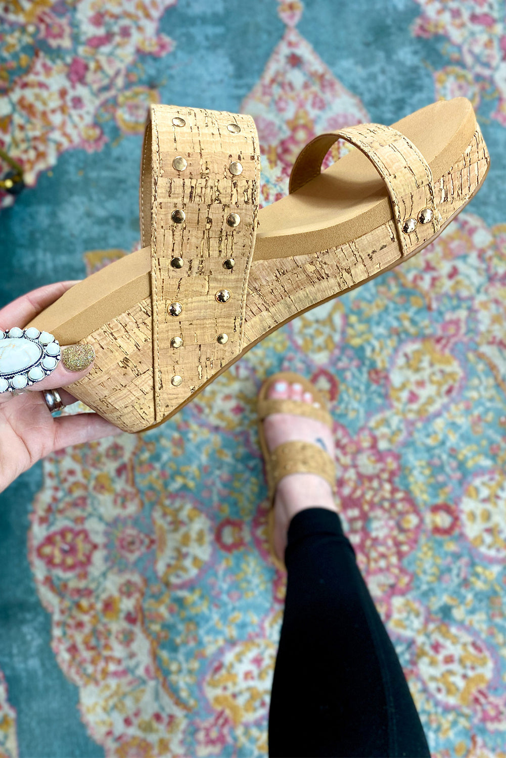 Chaussons compensés à double bride et rivets camel