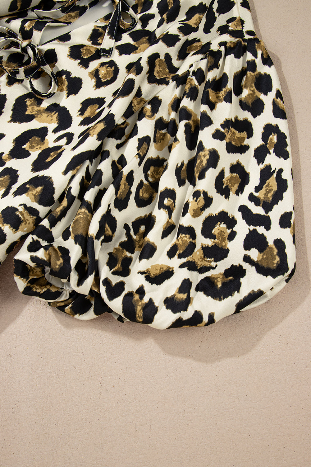 Chemisier péplum à manches bouffantes et nœud papillon sur le devant, motif léopard abricot