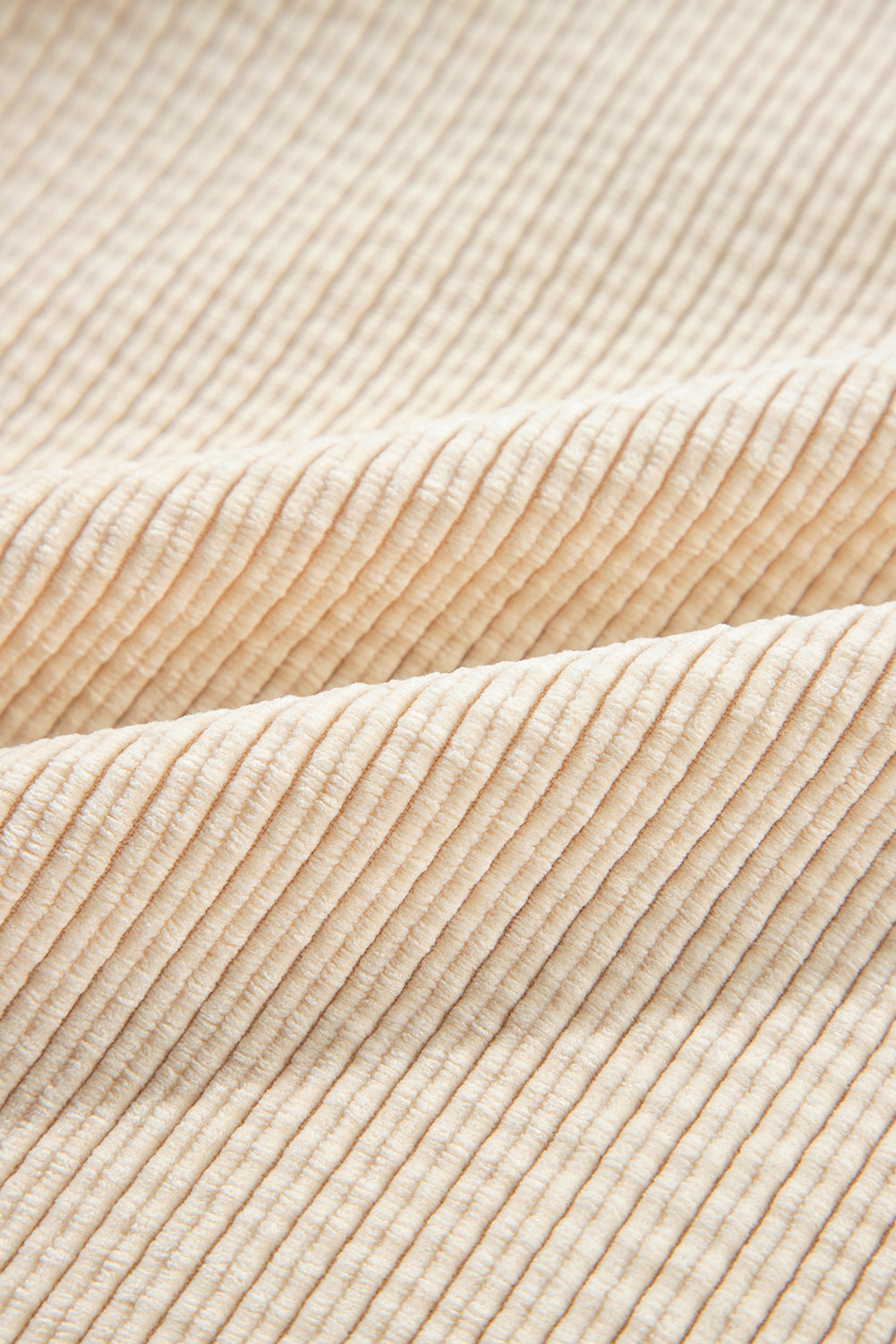 Veste-chemise boutonnée en velours côtelé couleur avoine avec poche à rabat