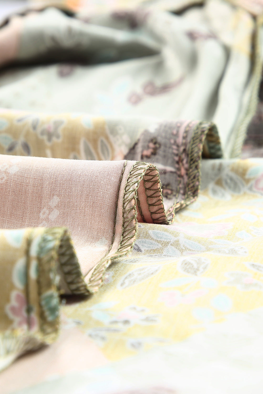 Blusa con estampado mixto y cuello cuadrado