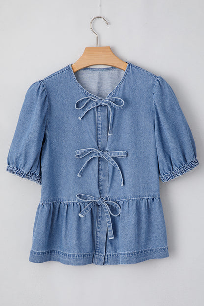 Chemise en jean péplum bleu crépuscule à manches bouffantes et nouée sur le devant