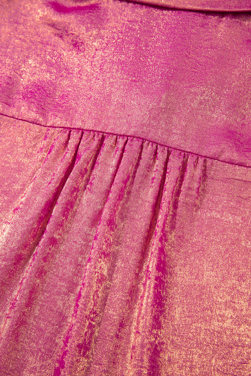 Chemise décontractée boutonnée à manches courtes et à reflets métallisés rouge rose