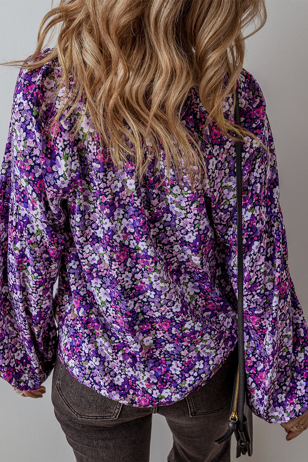 Chemisier violet à fleurs style bohème, col en V et manches bouffantes