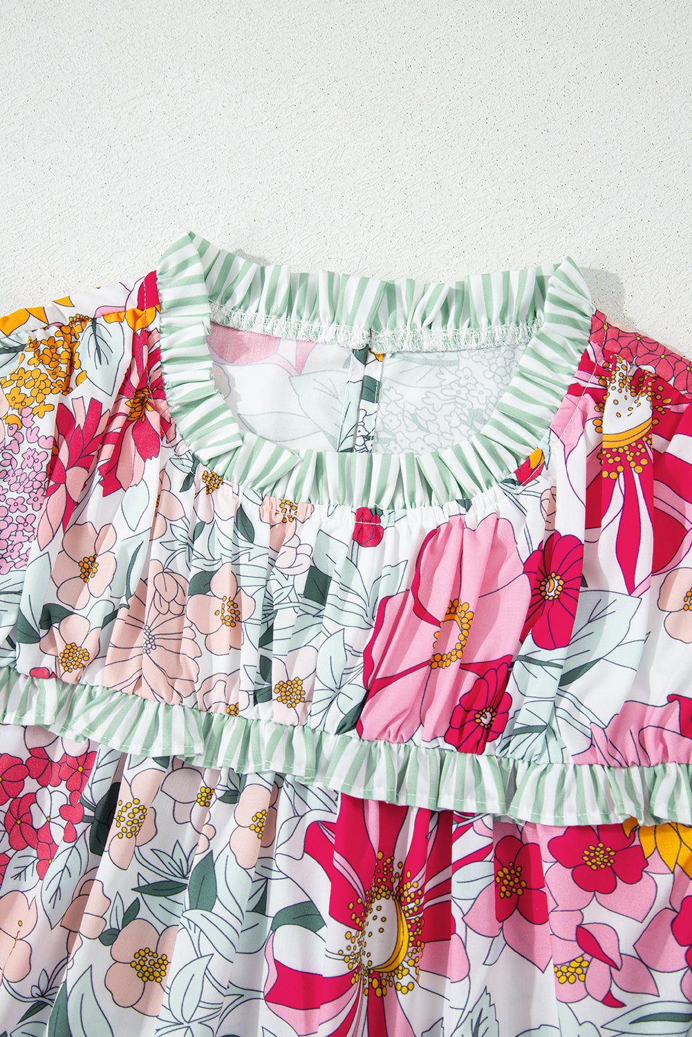 Chemisier à manches courtes à imprimé floral rose et bordure à volants contrastés