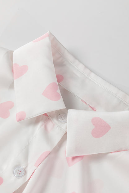 Chemise blanche à manches bouffantes et épaules tombantes avec imprimé cœur