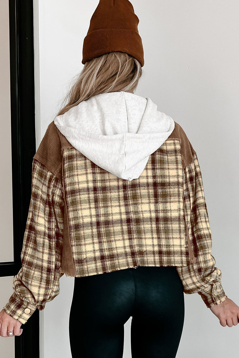 Chaqueta corta con capucha desgastada y patchwork de cuadros marrón 