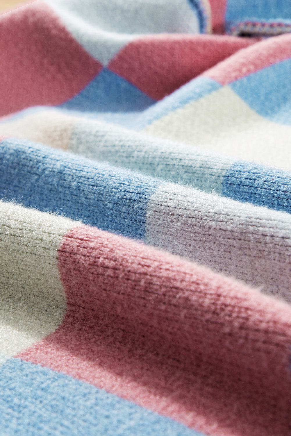 Cardigan ouvert sur le devant à carreaux bleu clair, épaules tombantes et coutures apparentes