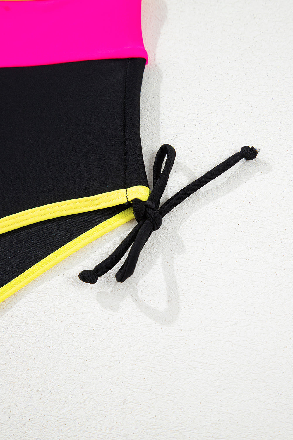 Ensemble bikini taille haute à col en V et cordon de serrage sur le côté