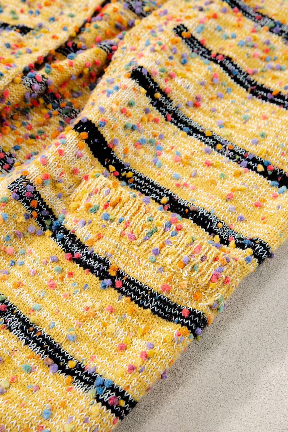 Cardigan long ouvert sur le devant en tricot à pompons et rayures beiges