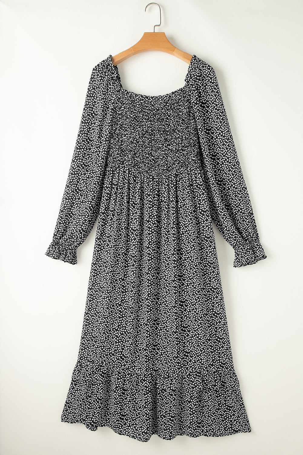 Robe mi-longue noire à imprimé floral et manches longues à col carré