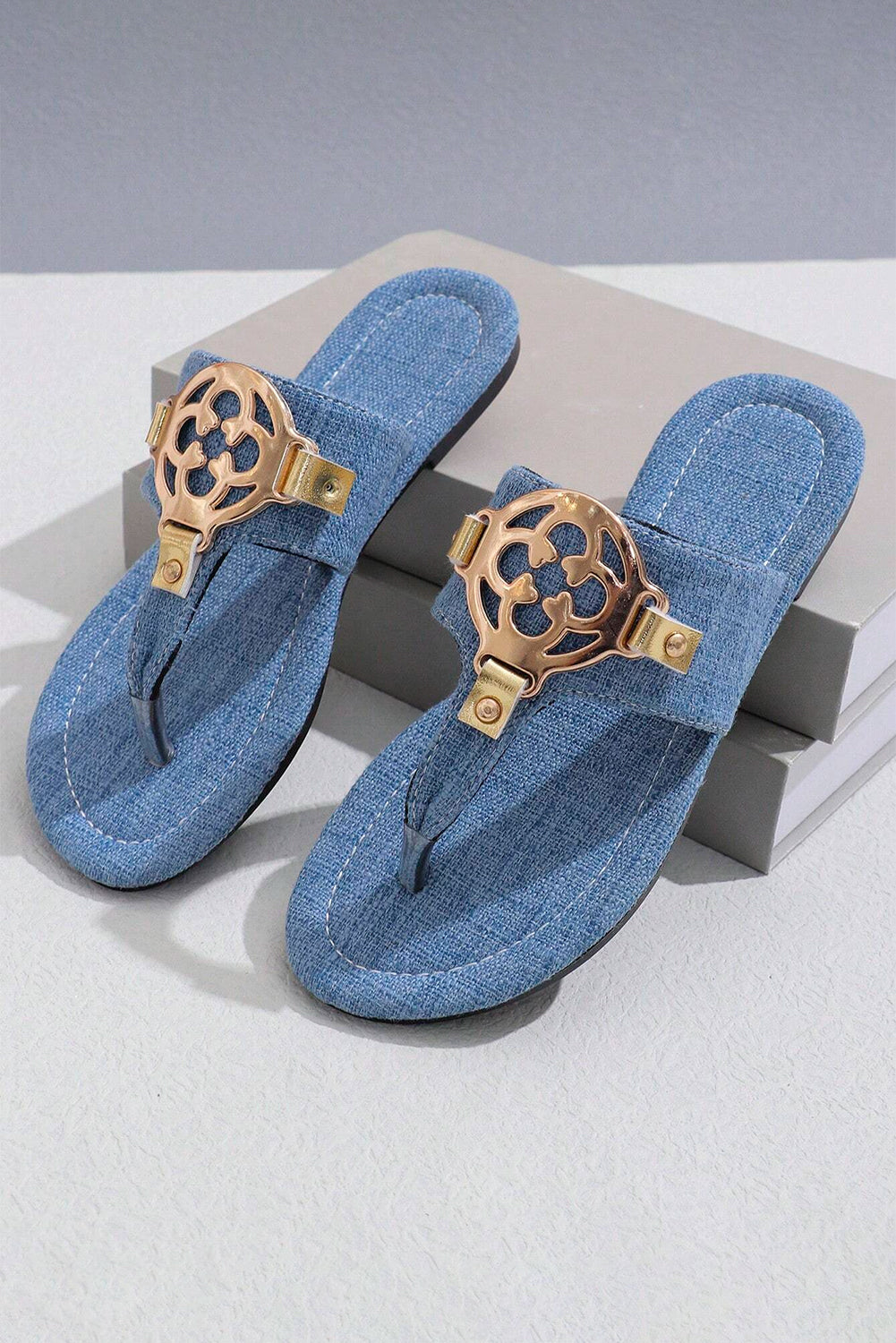 Chaussons tongs en cuir bleu crépuscule avec décor en métal
