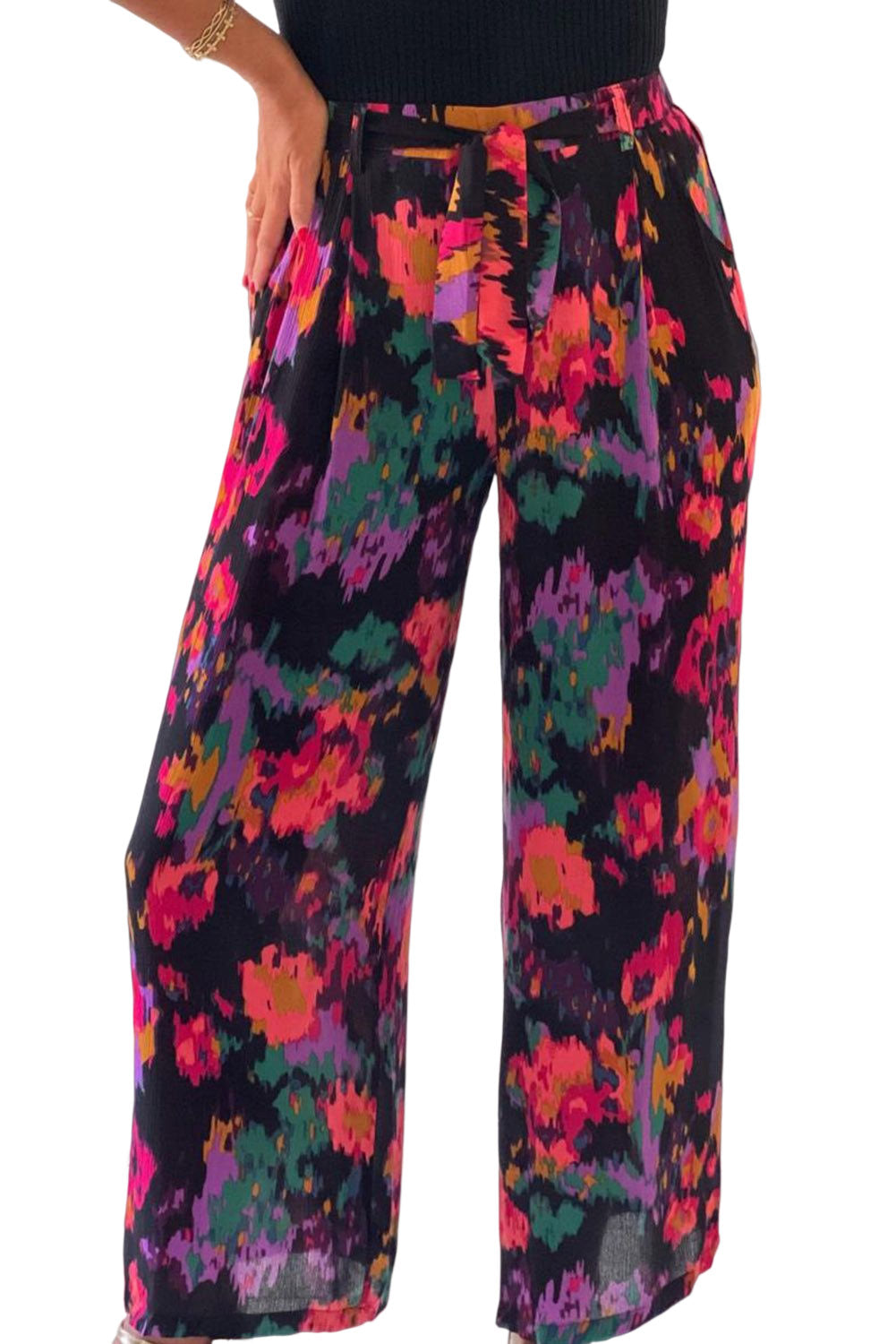 Blusa con mangas abullonadas y cuello en V con estampado de grafiti 