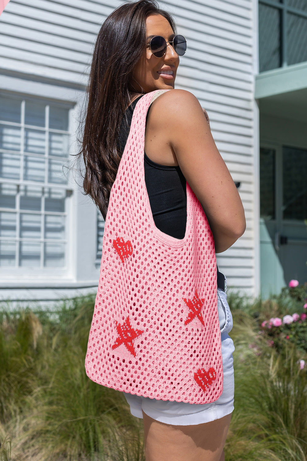 Bolso de hombro de punto ahuecado con estampado de corazón y estrella marrón