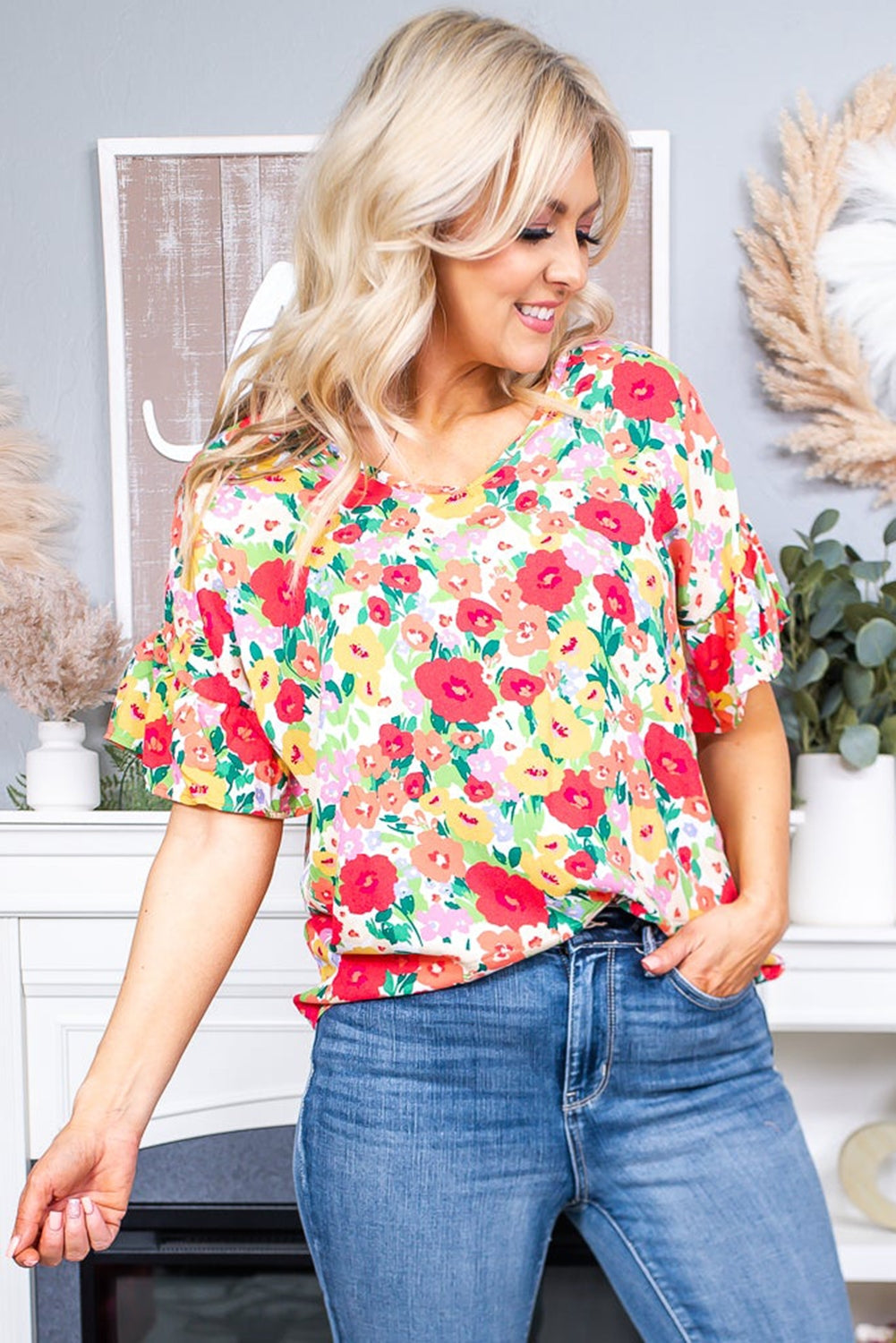 Blusa con cuello en V y manga corta con volantes y estampado floral 