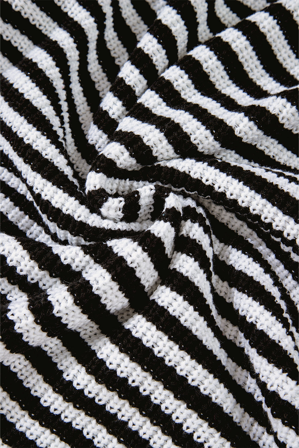 Pull à rayures noires, col zippé, épaules tombantes