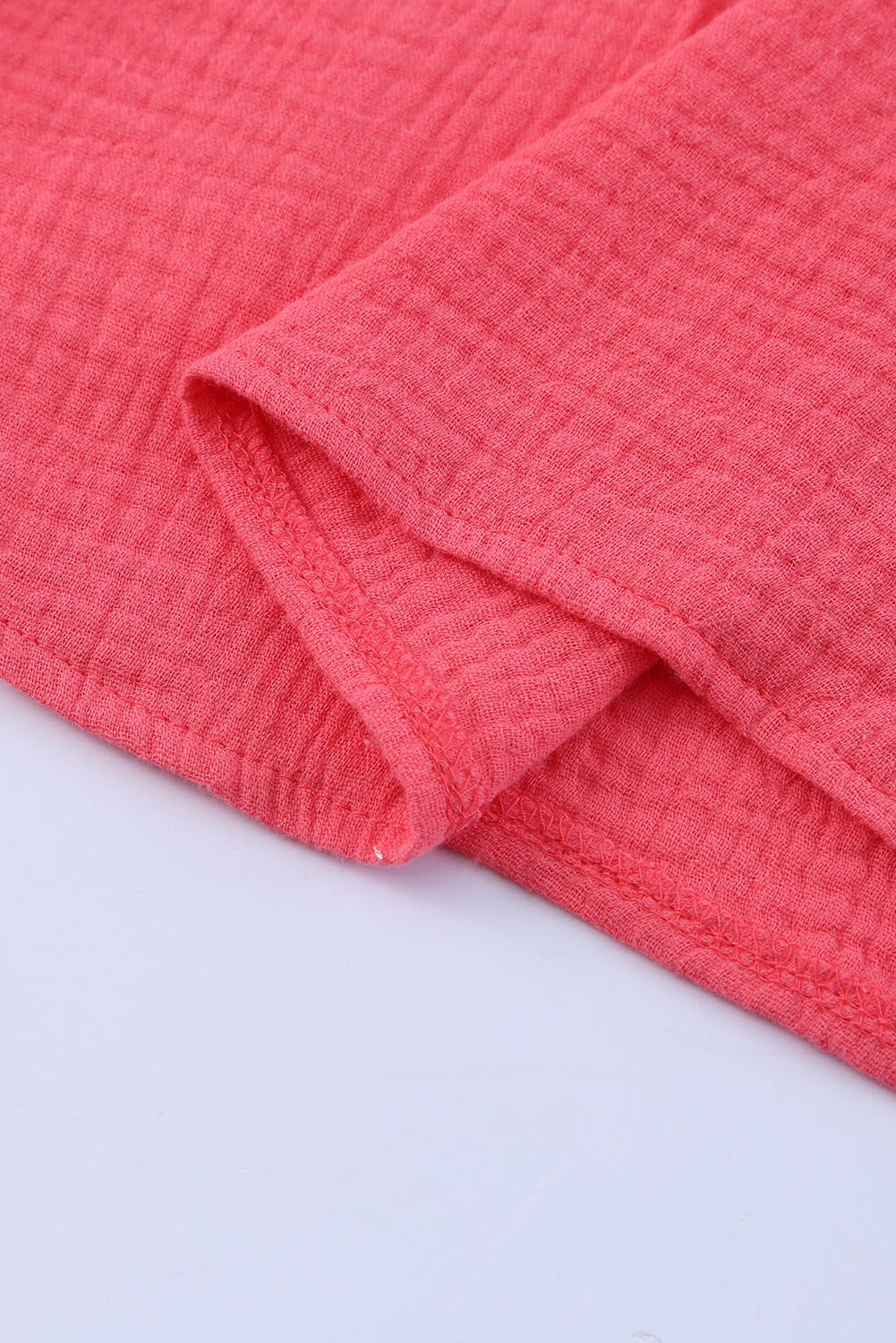 Chemisier texturé à manches flottantes et col à volants 