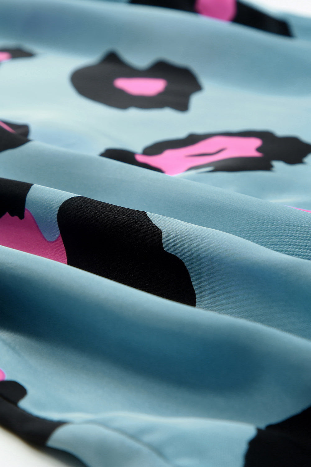 Blusa con estampado de leopardo de manga corta fruncida de color caqui