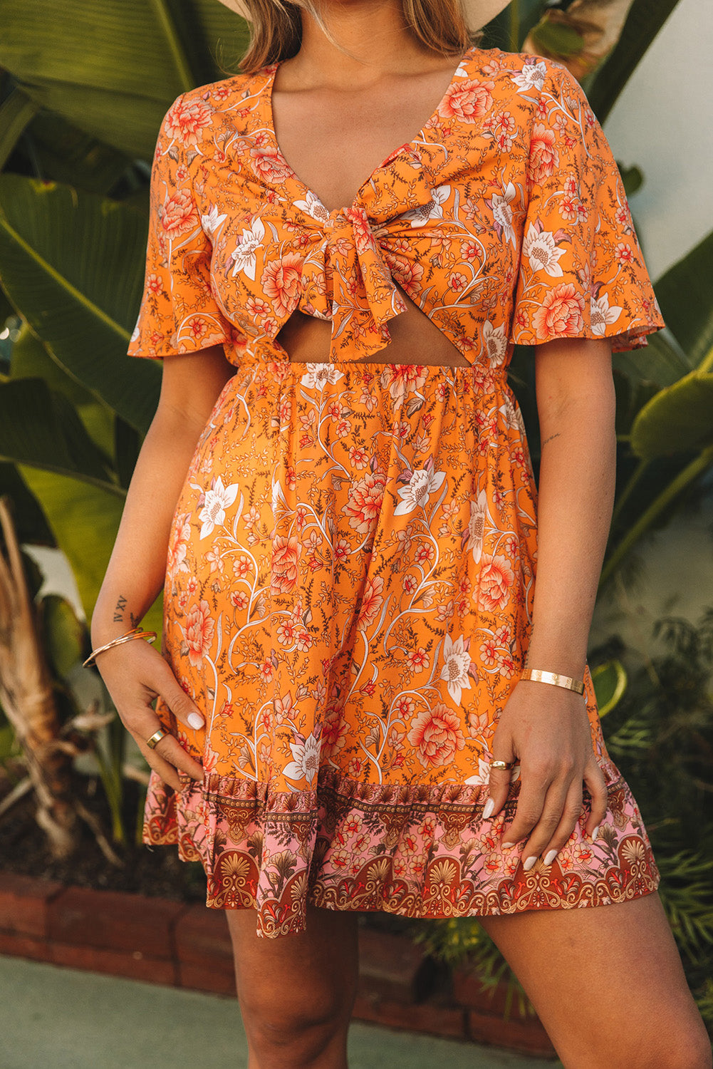 Robe fleurie à nouer sur le devant