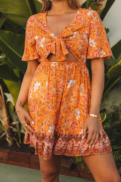 Robe fleurie à nouer sur le devant