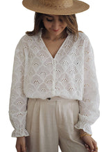 Blusa encaje en forma de abanico ahueca hacia fuera el cuello dividido manga abullonada blanca 