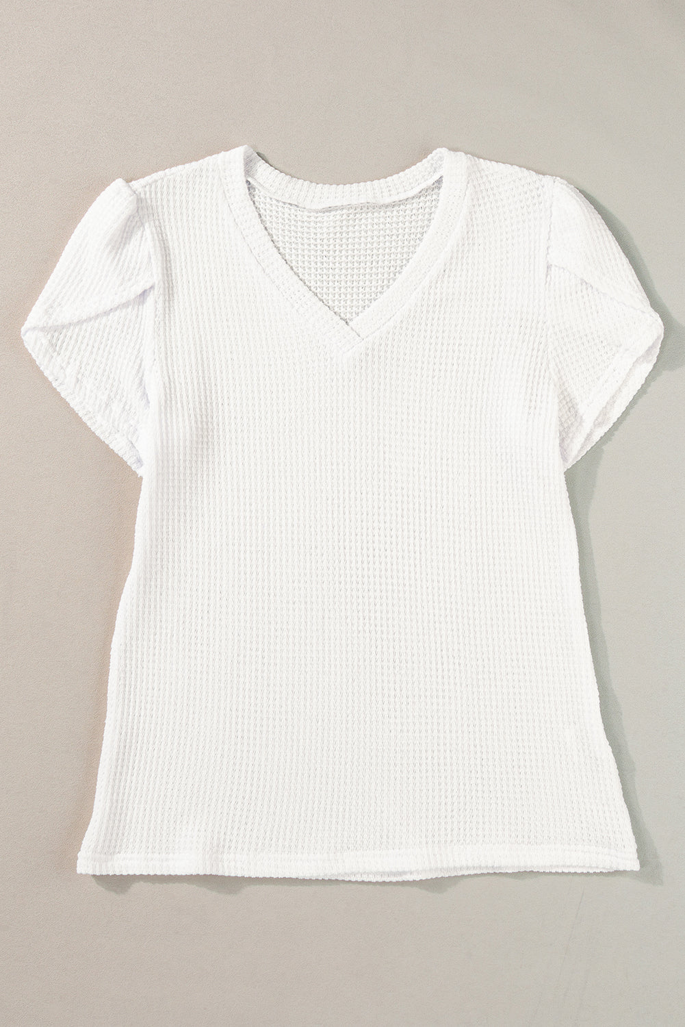 T-shirt blanc en tricot gaufré à col en V et manches pétales