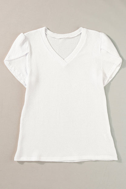 T-shirt blanc en tricot gaufré à col en V et manches pétales