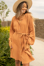 Vestido camisero arrugado con mangas abullonadas color camel 