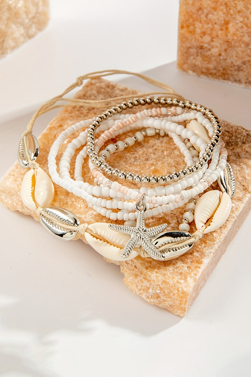 Ensemble de 7 bracelets blancs en perles de coquillages et étoiles de mer