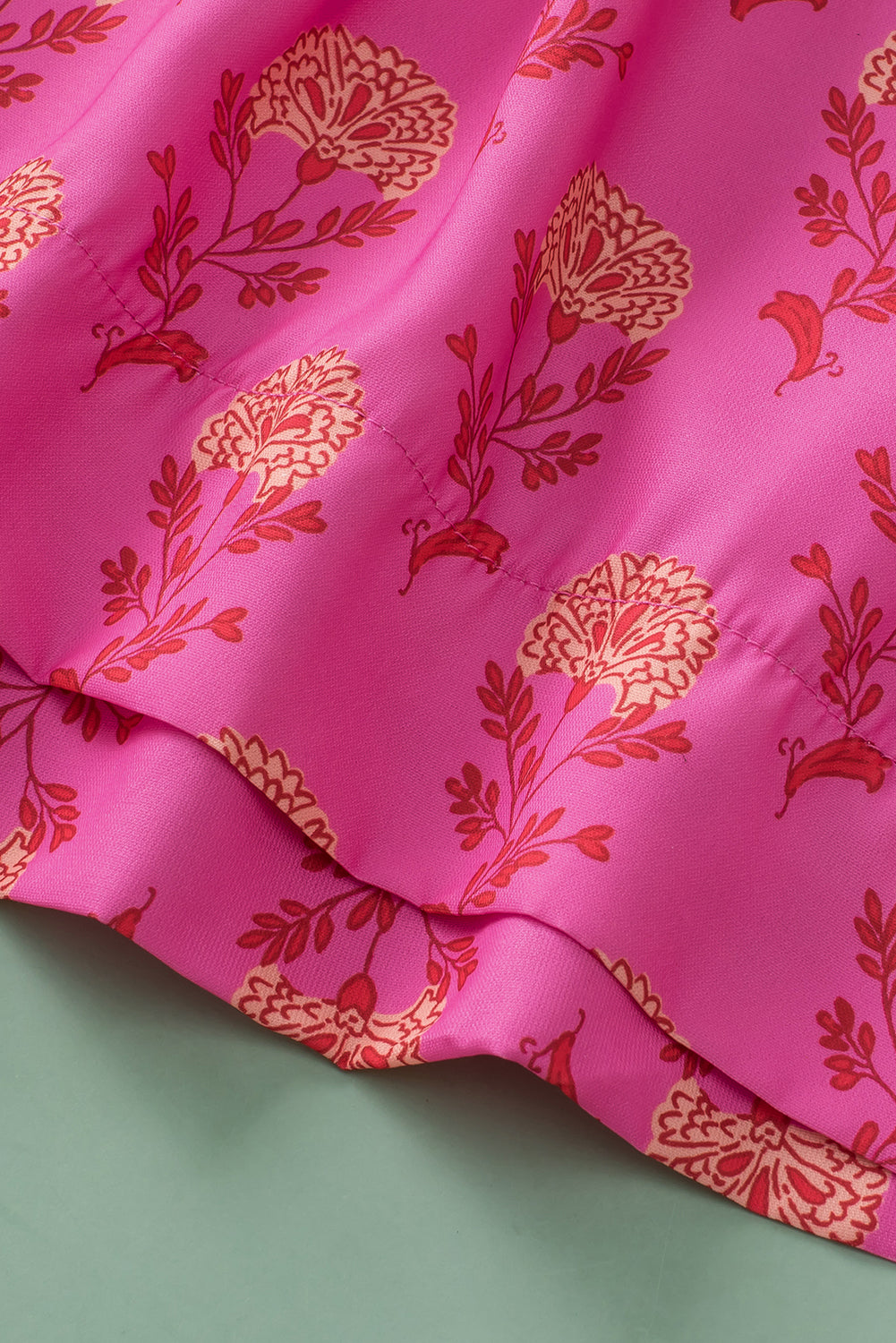 Chemisier plissé à imprimé floral rouge rose et manches flottantes