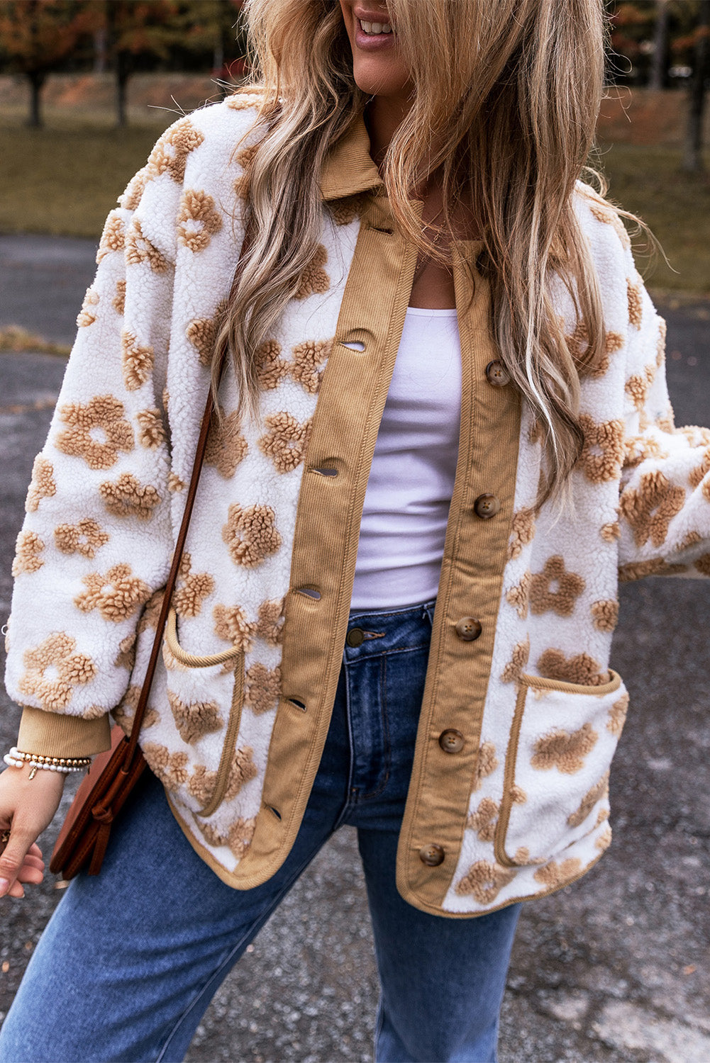 Veste polaire boutonnée à jolis motifs floraux beige clair
