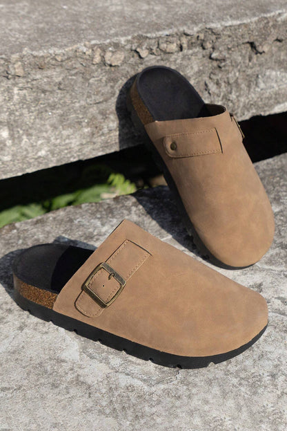 Chaussons en daim beige clair avec boucle