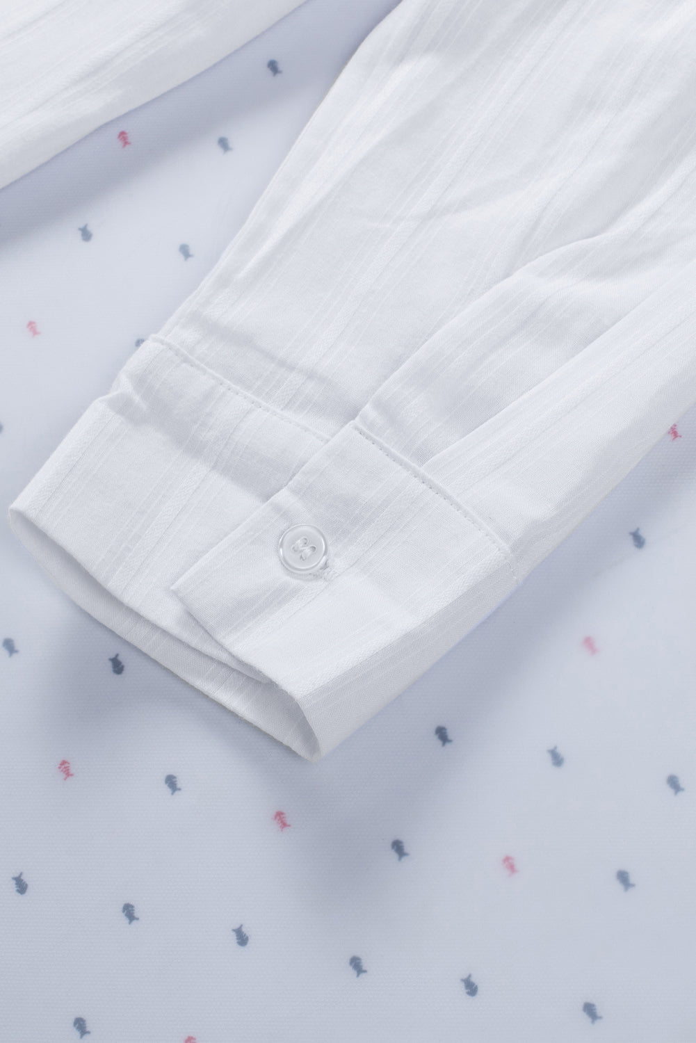 Camisa con botones texturizados y bolsillos