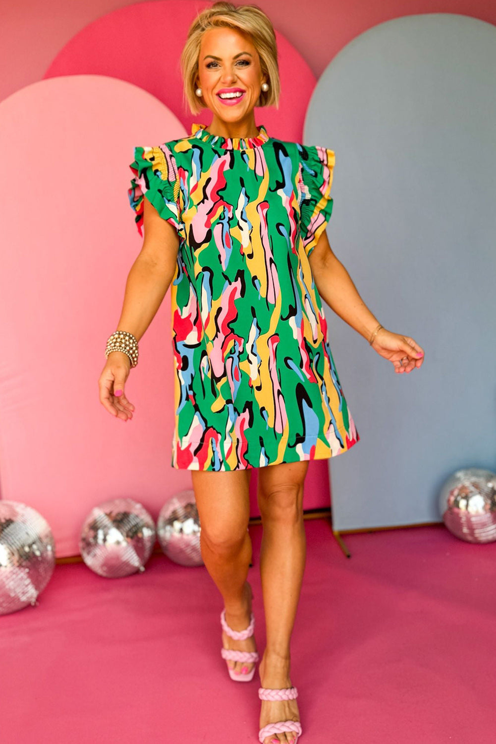 Mini-robe verte à imprimé abstrait, col à volants et manches à volants