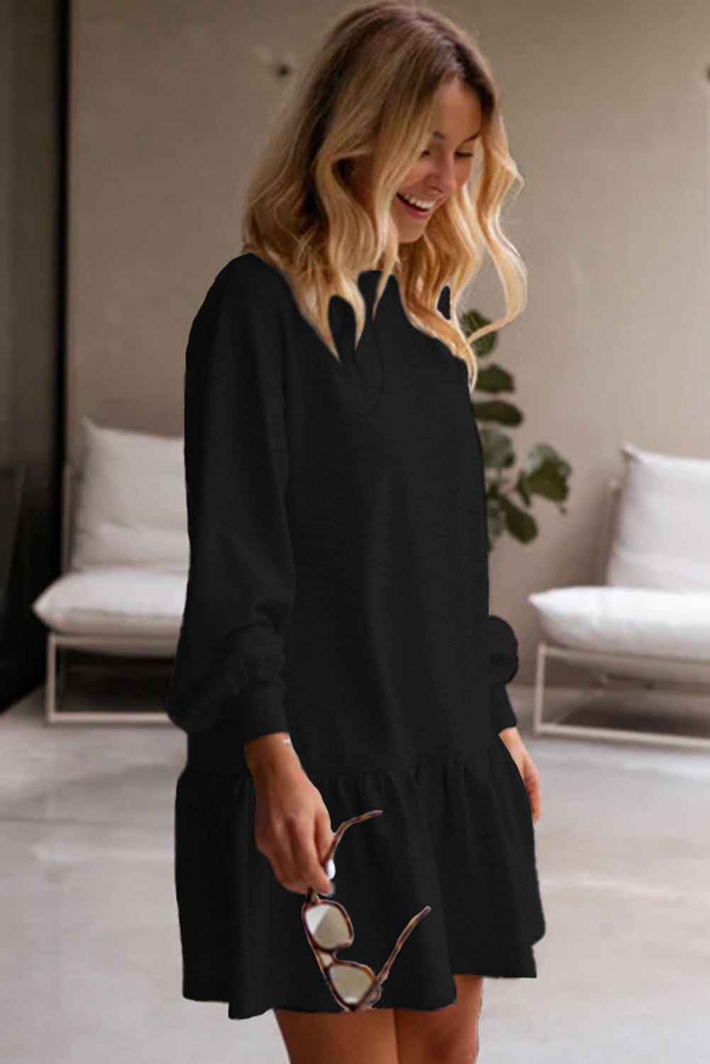 Mini-robe noire unie à manches bouffantes et ourlet à volants