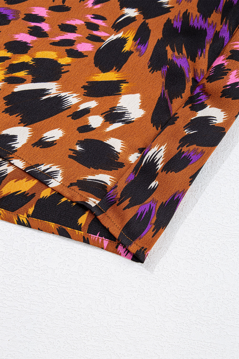 Chemisier orange à imprimé léopard, drapé, manches courtes, col en V fendu