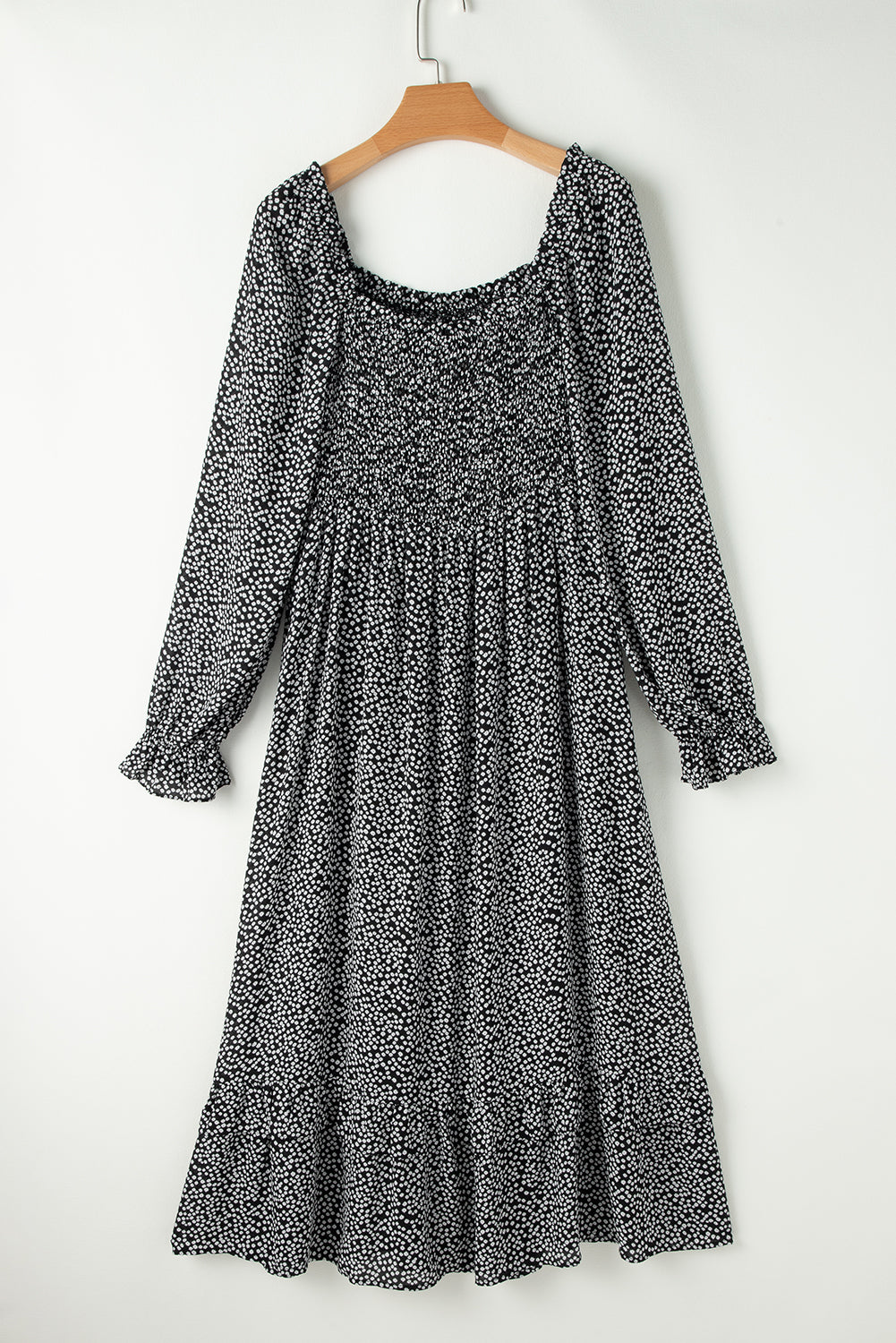 Robe mi-longue noire à imprimé floral et manches longues à col carré