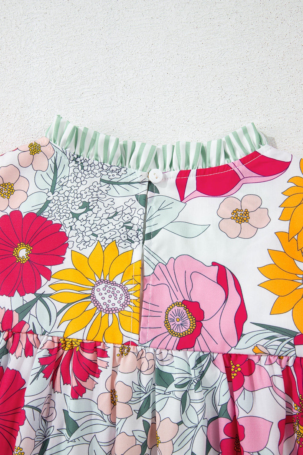 Chemisier à manches courtes à imprimé floral rose et bordure à volants contrastés