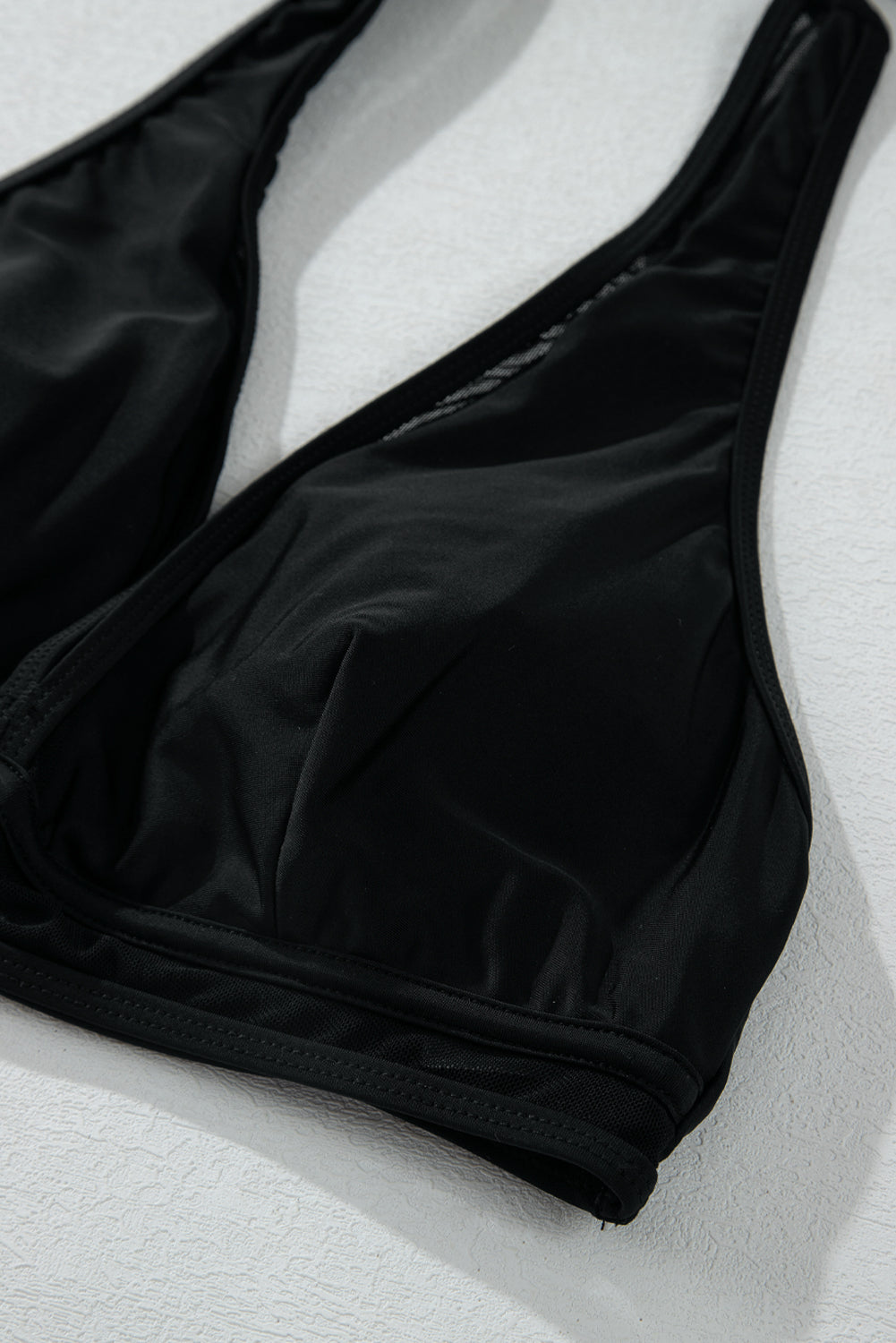 Bikini push-up noir à col en V et bordure en maille transparente