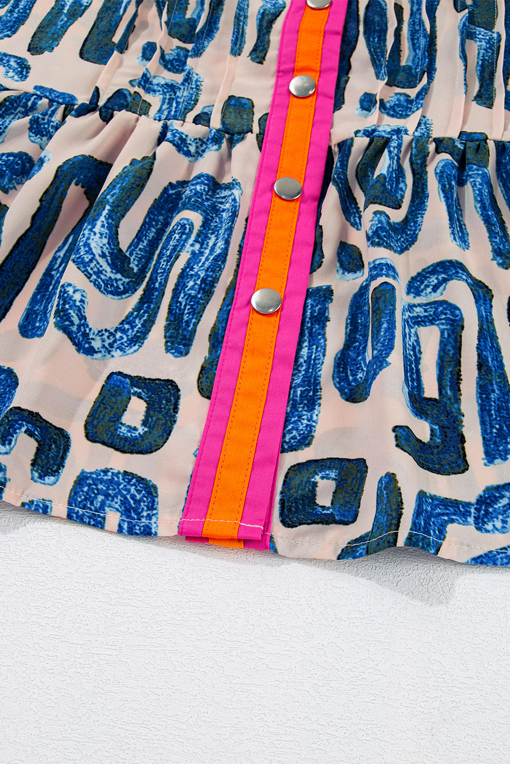 Mini-robe boutonnée à manches bouffantes et imprimé abstrait beige