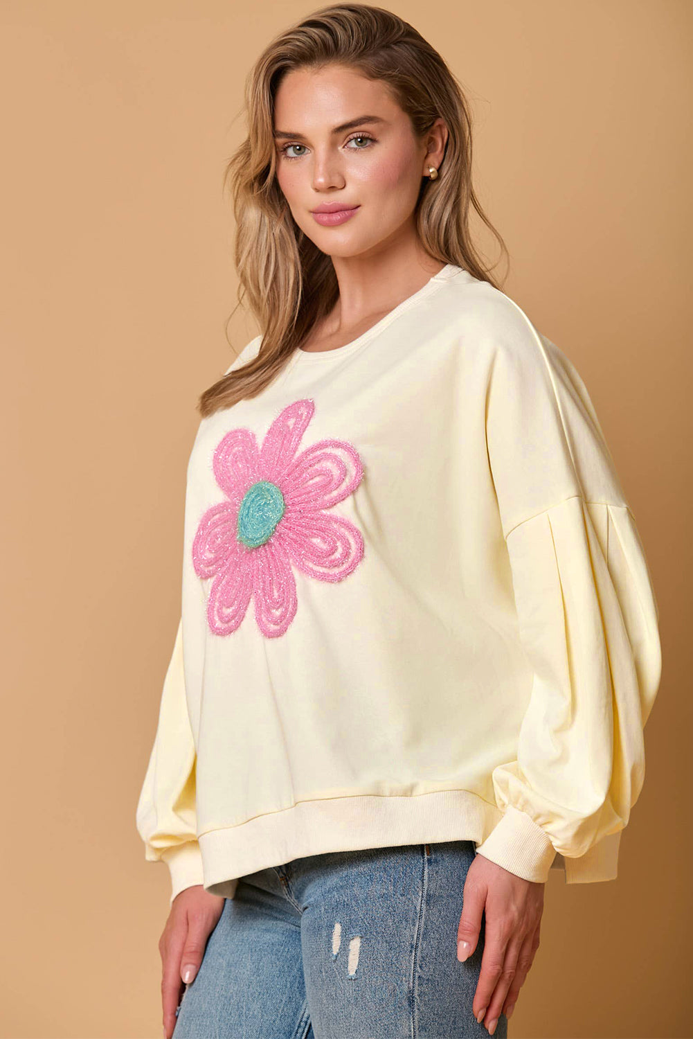 Sweat-shirt beige à manches bouffantes et fleurs en guirlandes