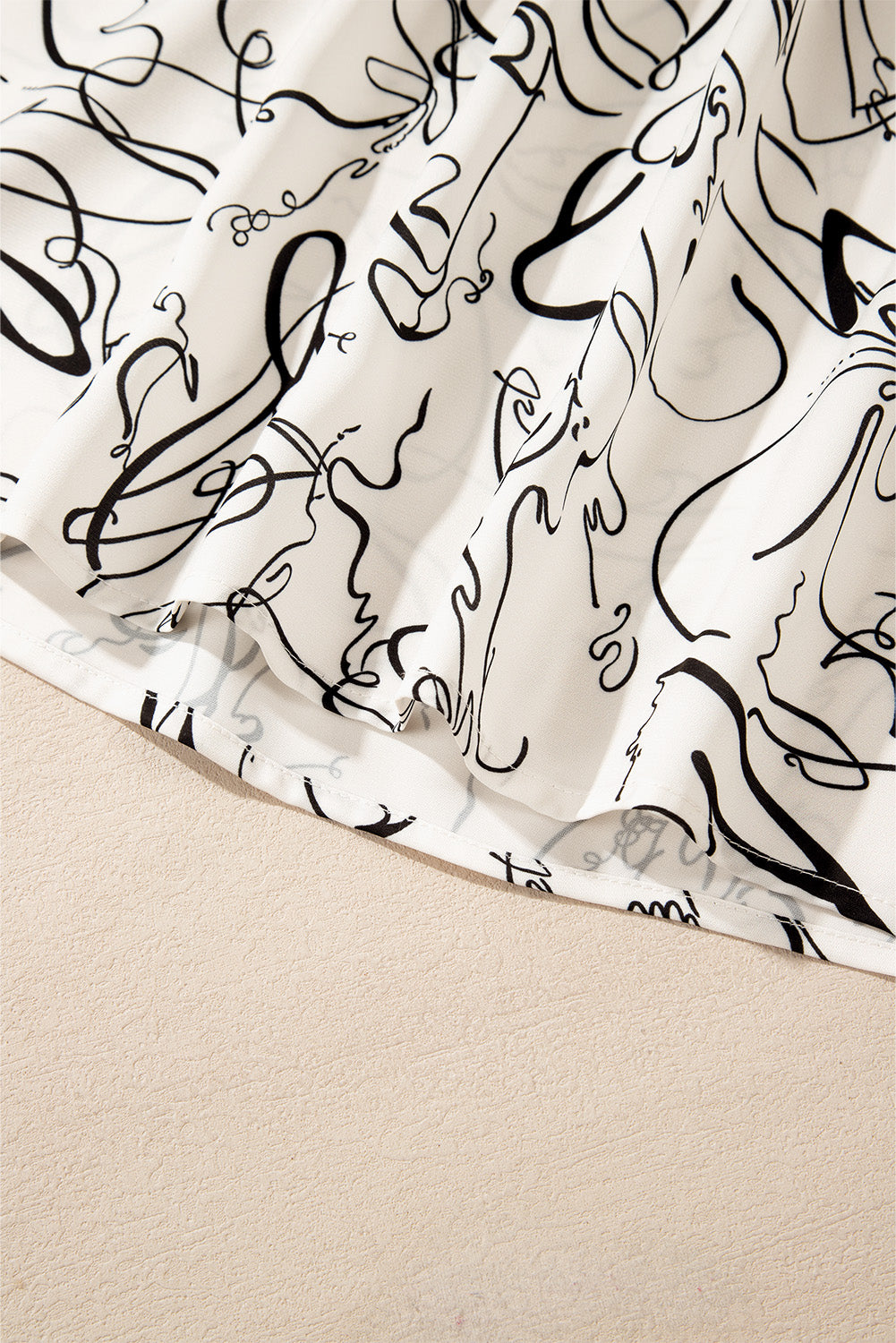 Chemisier beige à col rond et manches ballon à imprimé abstrait