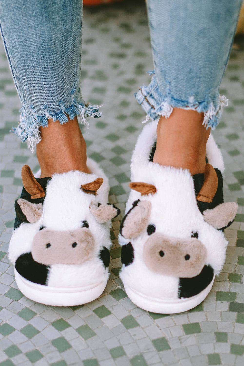 Chaussons blancs en peluche motif vache et animaux de dessin animé 