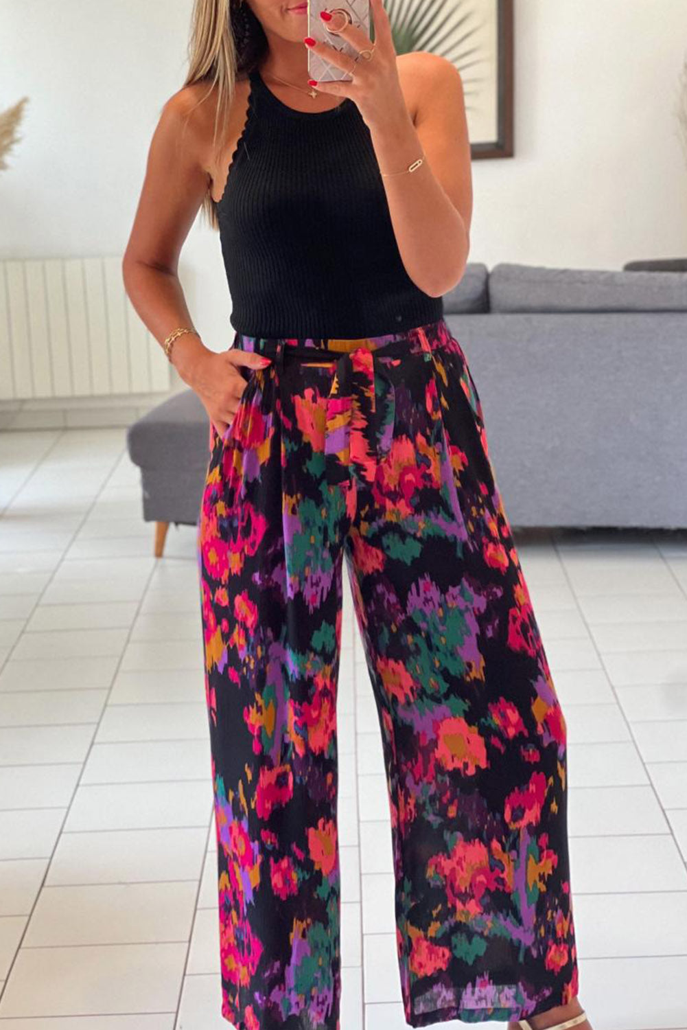 Blusa con mangas abullonadas y cuello en V con estampado de grafiti 