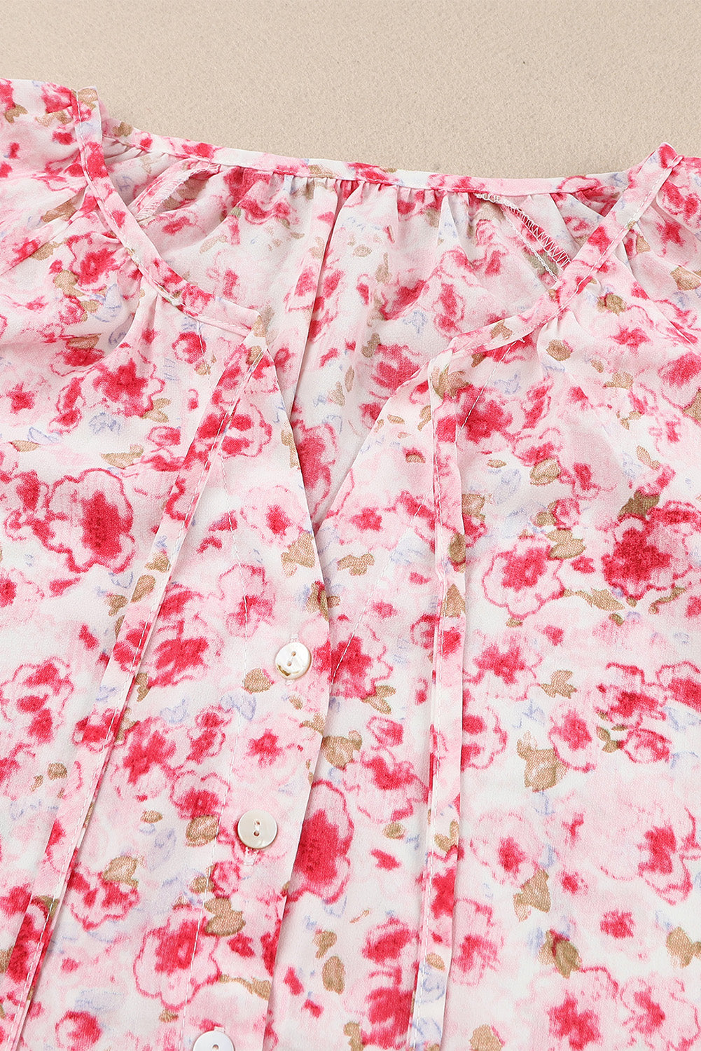 Blusa con botones y cuello en V con estampado floral 