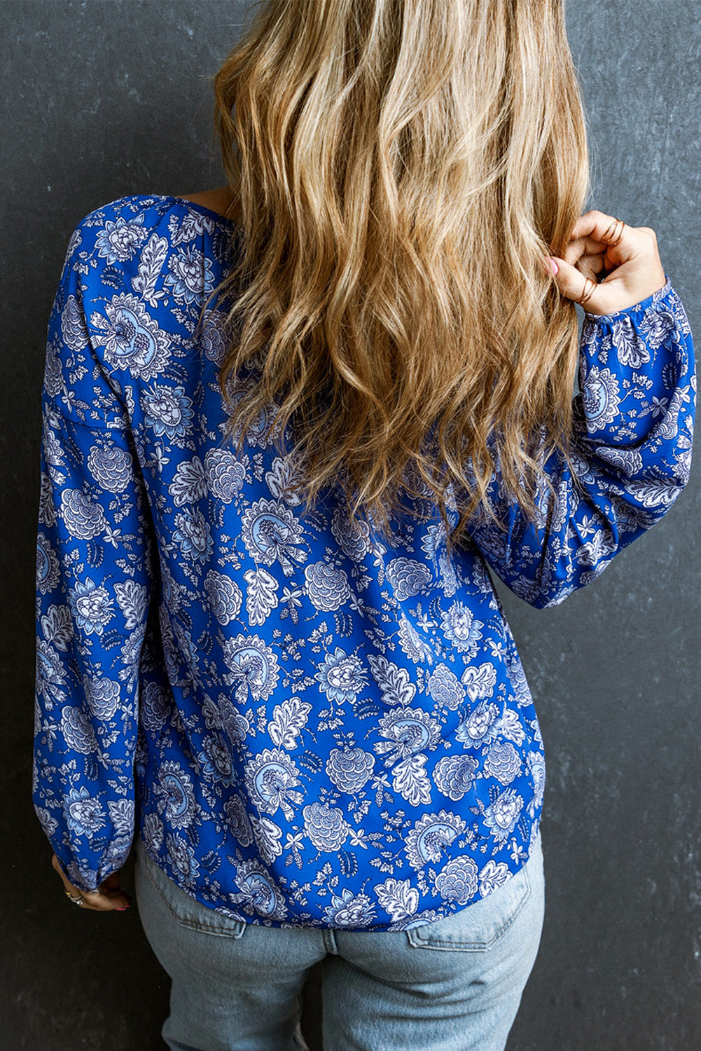 Blusa de manga larga con cuello en V y muesca floral azul 